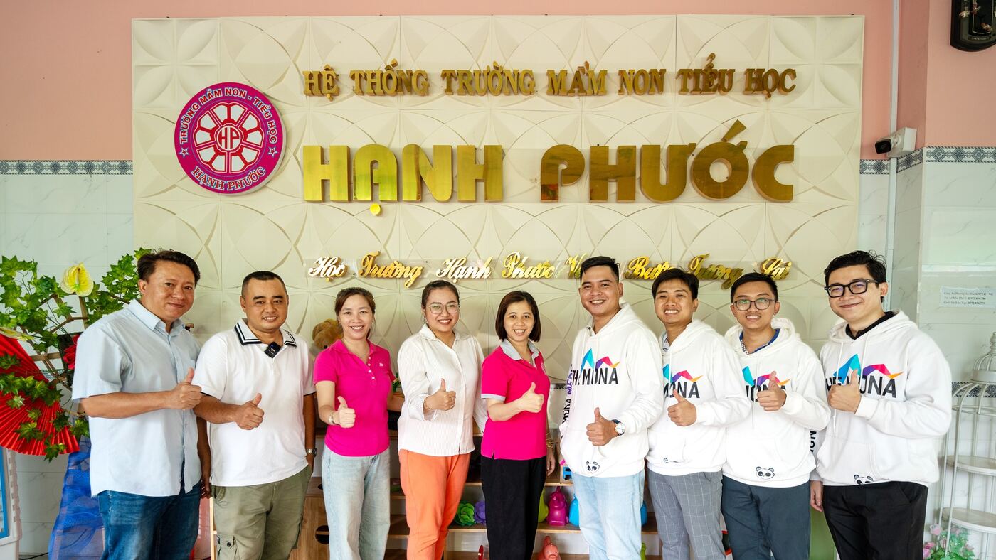 Đội ngũ MONA bàn giao phần mềm quản lý và chụp ảnh cùng khách