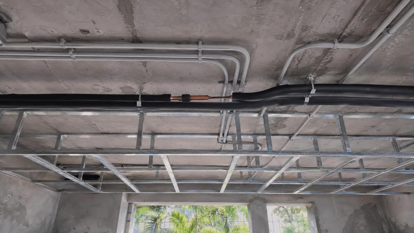 Dây điện đi trên trần thạch